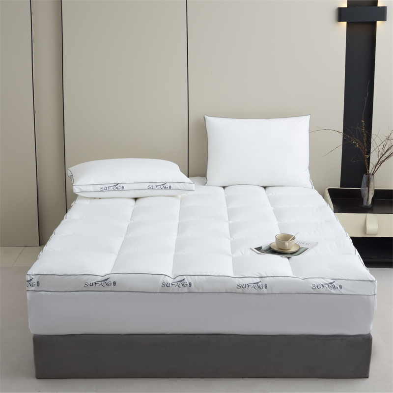 Niestandardowe nadrukowane logo Wypełnienie z mikrofibry Tkanina puchowa z lat 40. z nakładką na materac z lamówką