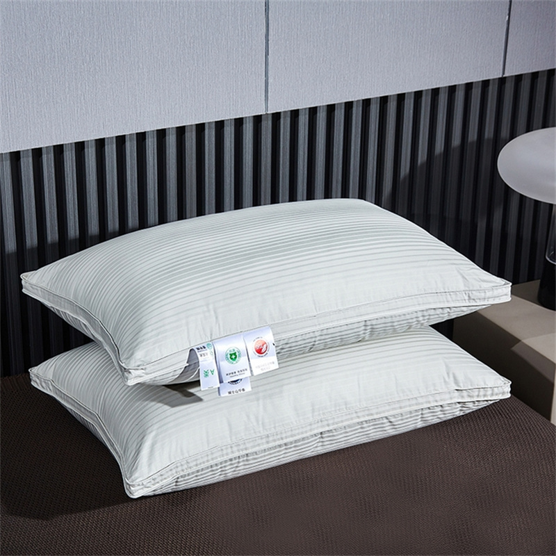 Poduszka z trzema warstwami wypełnienia z kaczego puchu. Poduszka w satynowe paski