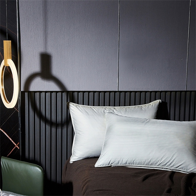 Poduszka z trzema warstwami wypełnienia z kaczego puchu. Poduszka w satynowe paski Poduszka z trzema warstwami wypełnienia z kaczego puchu. Poduszka w satynowe paski