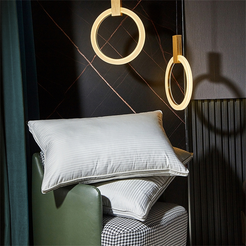 Poduszka z trzema warstwami wypełnienia z kaczego puchu. Poduszka w satynowe paski Poduszka z trzema warstwami wypełnienia z kaczego puchu. Poduszka w satynowe paski