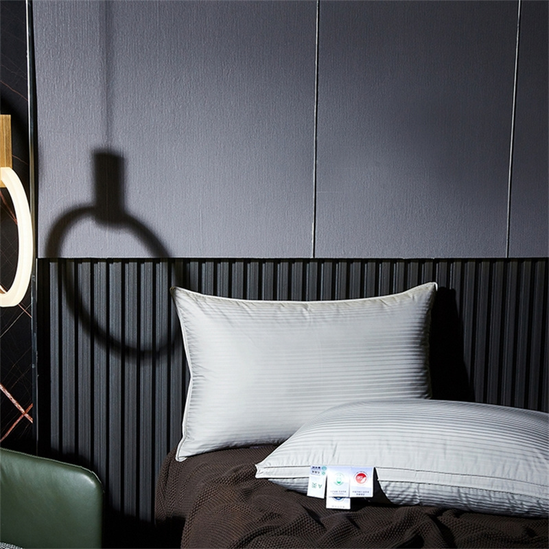 Poduszka z trzema warstwami wypełnienia z kaczego puchu. Poduszka w satynowe paski Poduszka z trzema warstwami wypełnienia z kaczego puchu. Poduszka w satynowe paski