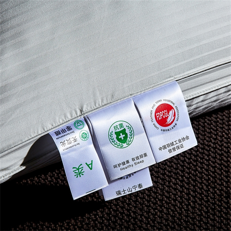 Poduszka z trzema warstwami wypełnienia z kaczego puchu. Poduszka w satynowe paski Poduszka z trzema warstwami wypełnienia z kaczego puchu. Poduszka w satynowe paski