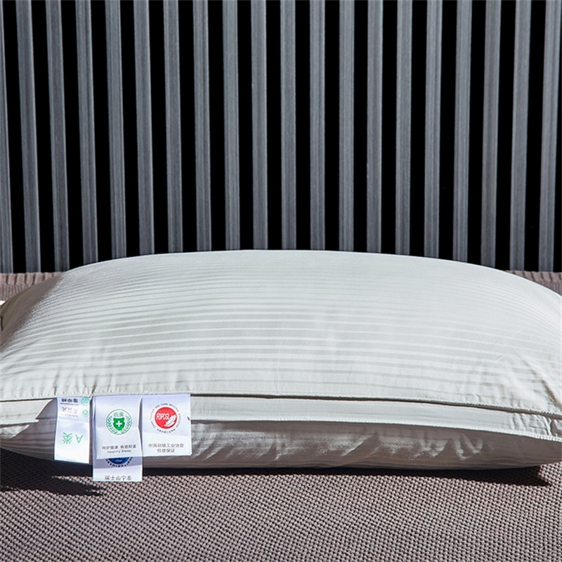 Poduszka z trzema warstwami wypełnienia z kaczego puchu. Poduszka w satynowe paski Poduszka z trzema warstwami wypełnienia z kaczego puchu. Poduszka w satynowe paski