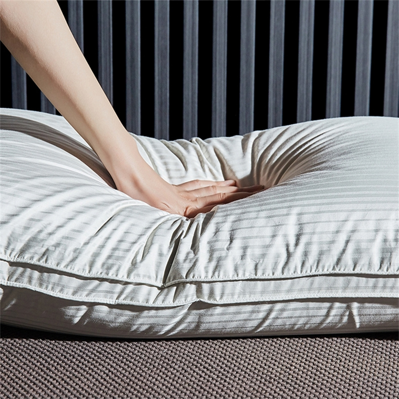 Poduszka z trzema warstwami wypełnienia z kaczego puchu. Poduszka w satynowe paski Poduszka z trzema warstwami wypełnienia z kaczego puchu. Poduszka w satynowe paski