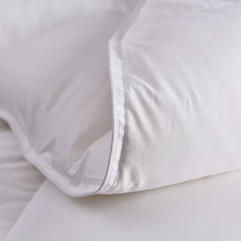 Biała kołdra z gęsiego puchu do pikowanej kołdry w sypialni hotelowej Biała kołdra z gęsiego puchu do pikowanej kołdry w sypialni hotelowej