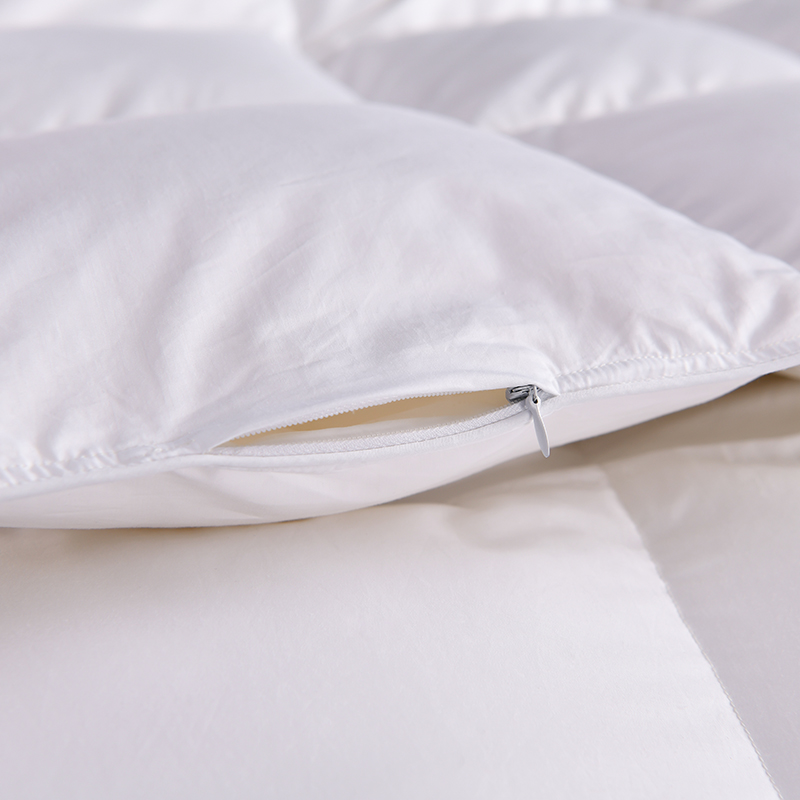 Biała kołdra z gęsiego puchu do pikowanej kołdry w sypialni hotelowej Biała kołdra z gęsiego puchu do pikowanej kołdry w sypialni hotelowej