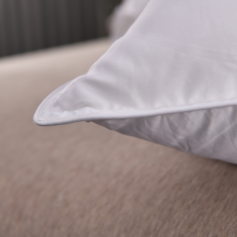 Biała kołdra z gęsiego puchu do pikowanej kołdry w sypialni hotelowej Biała kołdra z gęsiego puchu do pikowanej kołdry w sypialni hotelowej