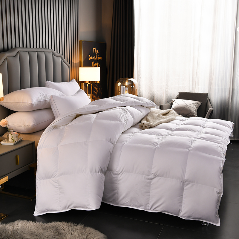 Biała kołdra z gęsiego puchu do pikowanej kołdry w sypialni hotelowej Biała kołdra z gęsiego puchu do pikowanej kołdry w sypialni hotelowej