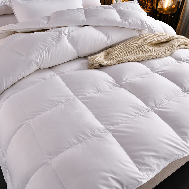 Biała kołdra z gęsiego puchu do pikowanej kołdry w sypialni hotelowej Biała kołdra z gęsiego puchu do pikowanej kołdry w sypialni hotelowej