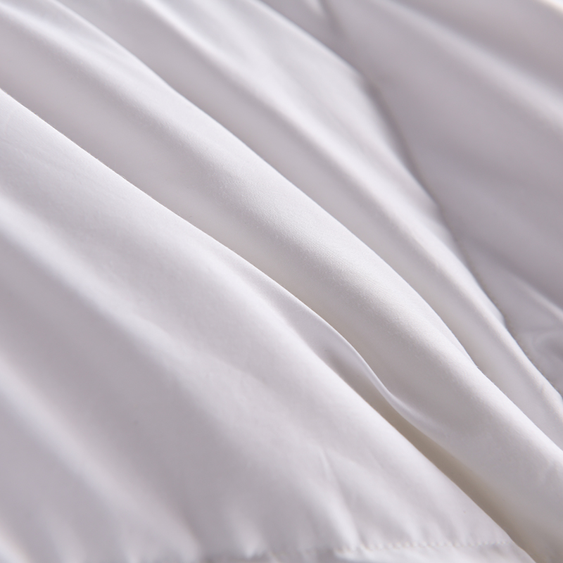 Biała kołdra z gęsiego puchu do pikowanej kołdry w sypialni hotelowej Biała kołdra z gęsiego puchu do pikowanej kołdry w sypialni hotelowej