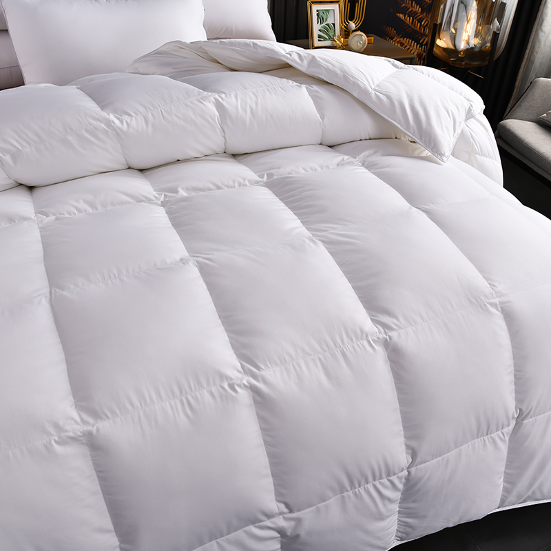 Biała kołdra z gęsiego puchu do pikowanej kołdry w sypialni hotelowej Biała kołdra z gęsiego puchu do pikowanej kołdry w sypialni hotelowej