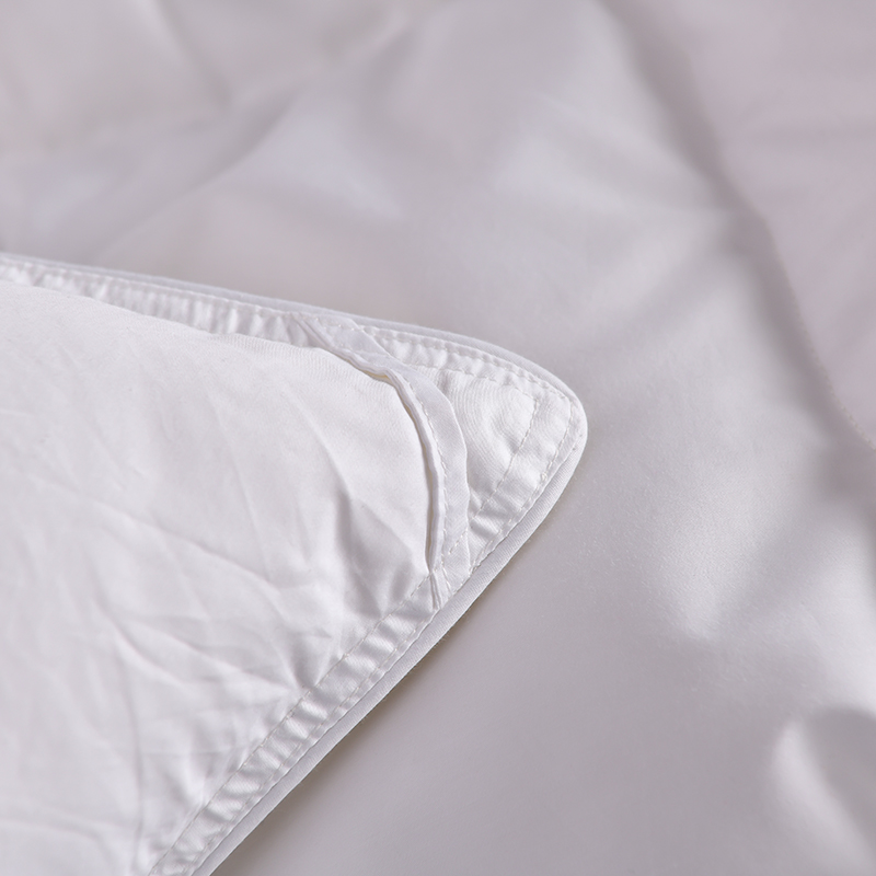 Biała kołdra z gęsiego puchu do pikowanej kołdry w sypialni hotelowej Biała kołdra z gęsiego puchu do pikowanej kołdry w sypialni hotelowej