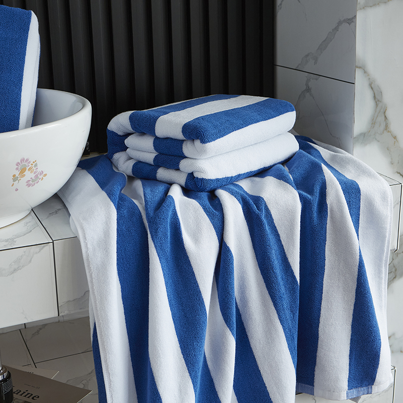 Ręcznik plażowy z barwionej przędzy w niebiesko-białe paski. Ręcznik basenowy